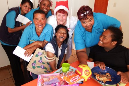Marie Reid (met ‘n Kersvaderhoedjie op) saam met  Gansbaai Elim Huis se personeel en twee inwoners 